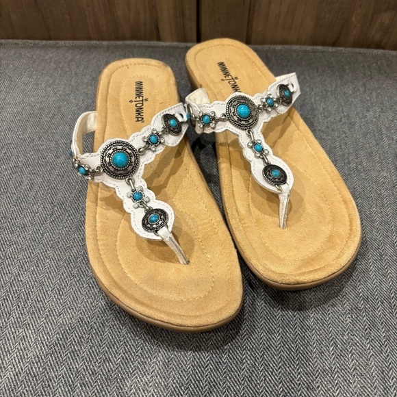 Minnetonka 8 White leather Turquoise Concho Southwestern Thong Sandals - Picture 1 of 10